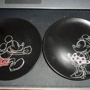2 hallmark Disney mickey n minnie plates